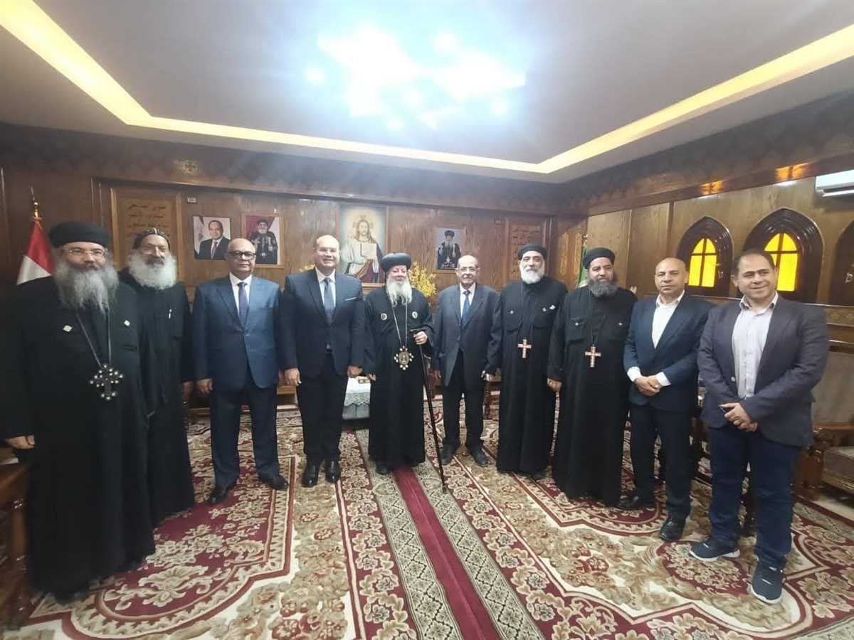 نائب محافظ الجيزة خلال زيارة مطرانية طموه