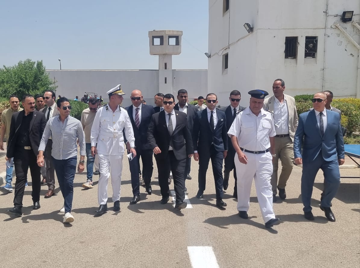 النيابة العامة تفحص عنابر النزلاء بالقطا