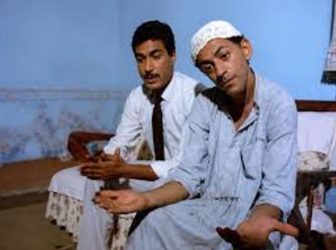 الراحلون عبد العزيز مخيون و احمد زكي في لقطة من فيلم الهروب