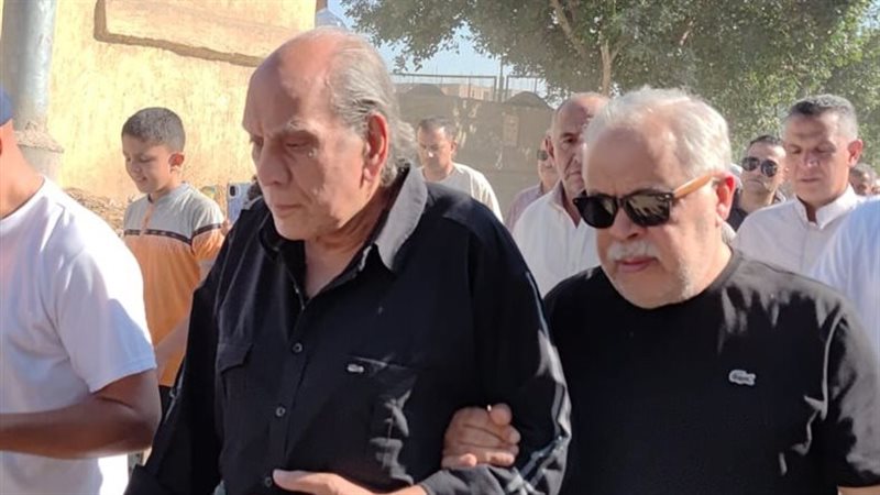 أشرف زكي و الفنان منير مكرم خلال تشييع جنازة الفنان عبدالعزيز مخيون