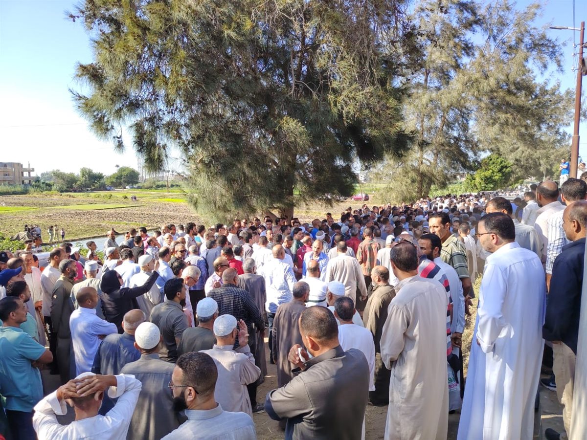جنازة الفنان عبدالعزيز مخيون وسط حالة من الحزن في مسقط رأسه بأبو حمص البحيرة