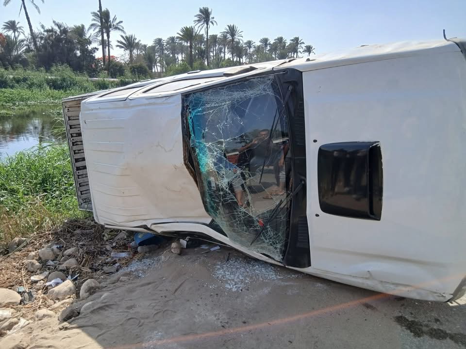 <strong>نجاة شابين من حادث مروع بطريق أبو صير</strong>
