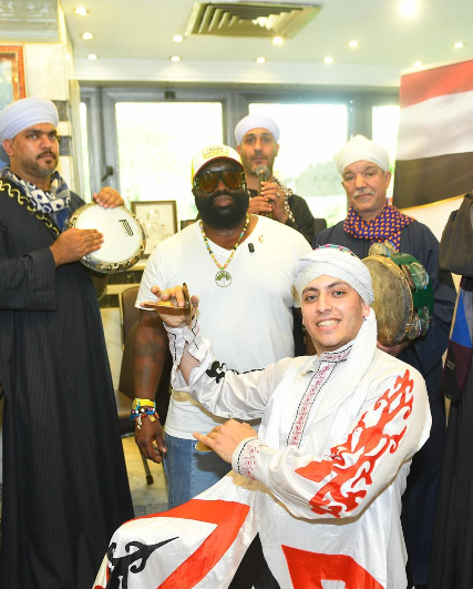 <strong>من قلب القاهرة.. إريك يختبر مذاق كشري أبو طارق ويشعل مواقع التواصل</strong>