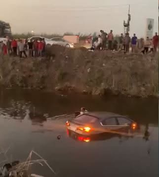 حادث على الطريق الزراعي.. سيارة ملاكي تنقلب في ترعة بالبحيرة
