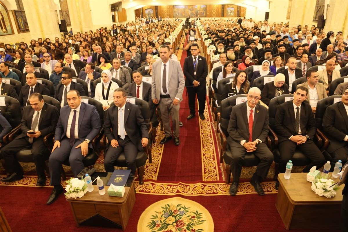 الأنبا بنيامين يستقبل تهاني الحضور بمناسبة اليوبيل الذهبي