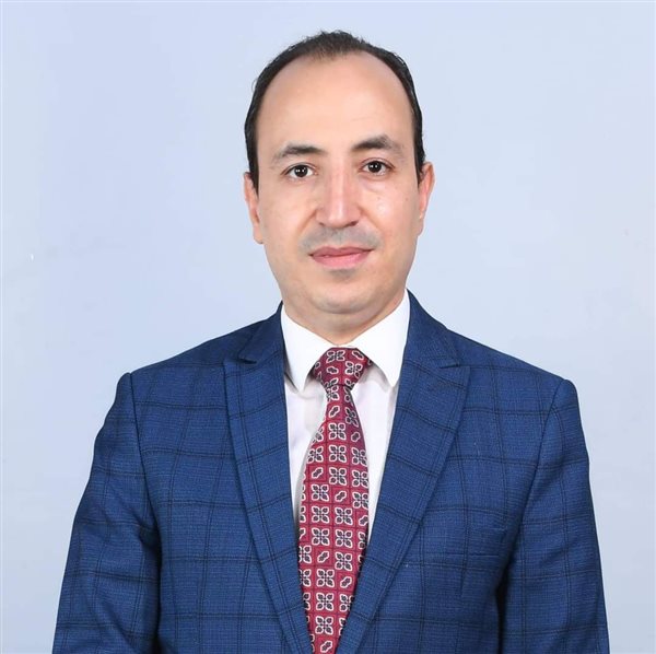 دكتور مؤمن زكريا  أستشاري أمراض النساء والتوليد 