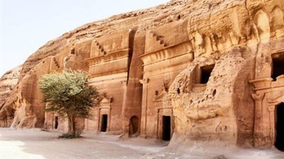 تشكيل لجنة لتسلم مقبرة مينا البصل بعد اكتشافها في حرم السكة الحديد