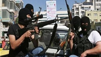 مسلحون يقتلون شاب أمام منزلة