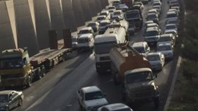 ارتباك مروري بدائري الجيزة ومدينة نصر بسبب انقلاب سيارة نقل