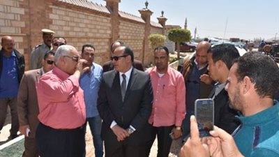 بالصور.. محافظ البحيرة يتفقد مشروع إنشاء الصوامع بأبوالمطامير