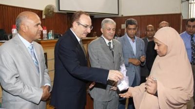 محافظ بني سويف يشهد توزيع السوفالدي على 30 حالة مصابة بـ «فيروس سي»