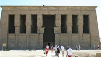 معبد ”دندرة”بقنا يستقبل 463 سائحاً أجنبياً خلال أسبوع