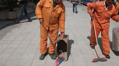 عمال النظافة.. يطالبون محافظ الجيزة بصرف  الرواتب المتأخرة