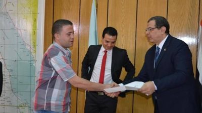 بالصور.. وزير القوى العاملة يسلم الدفعة الأولي من عقود العمل بالكويت
