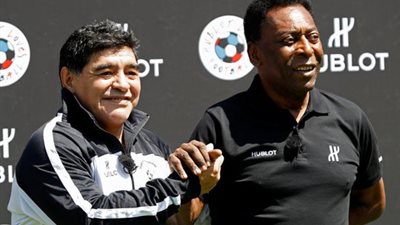 لقاء أسطوري بين بيلية ومارادونا في باريس