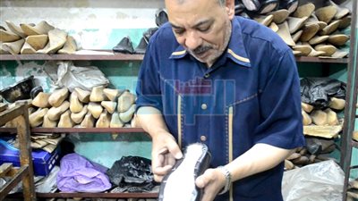 بالفيديو والصور.. أسرار صناعة الأحذية في 6 مراحل.. «تفصيل وقص الجلد» نقطة البداية.. «مكنجي» لإضفاء الشكل الجمالي.. «إزالة المسمار من القالب » للمسات النهائية.. التغليف والتوزيع في الختام