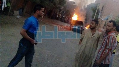 بالفيديو والصور.. اشتعال النيران بسيارة صاحب معرض بالفيوم