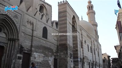بالفيديو.. أجواء روحانية بشارع «المعز» لحظة الإفطار