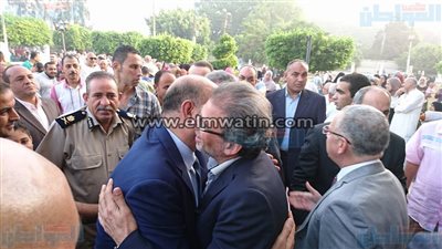بالصور.. محافظ القليوبية يؤدى صلاة عيد الأضحى بمسجد ناصر ببنها