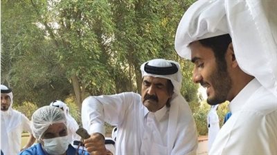 بالصور.. أمير قطر السابق أثناء ذبحه الأضحية وملابسه ملطخة بالدماء