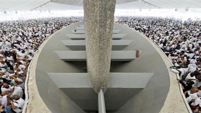 حجاج بيت الله يواصلون رمي الجمرات في أول أيام التشريق