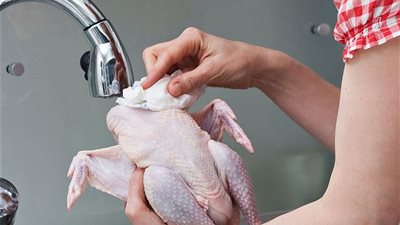 وكالة بريطانية تحذر من غسل الدجاج أسفل صنبور المياه