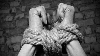 محروق «الصحة النفسية» ببورسعيد مُقيد اليدين والقدمين 