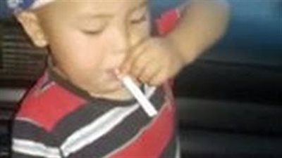 بالفيديو: امرأة تعلم طفلها التدخين في وجود والده 