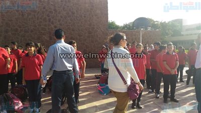 بالصور.. وزير التعليم يحضر طابور الصباح بمدرسة كلية النصر 