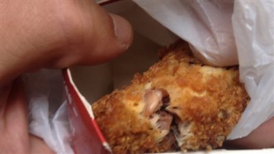 بالصور.. مواطن يتقدم بشكوى لعثوره على فأر مشوى فى وجبة كنتاكى 