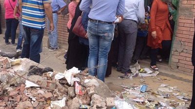 غضب بين أهالي الإسكندرية بسبب تراكم القمامة أمام باب مدرسة فاروق جرانة