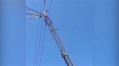 بالفيديو.. انتحار رجل من أعلى برج كهربائي لخلافات عائلية