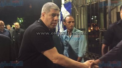 بالصور..لحظة وصول أحمد شوبير عزاء أحمد ماهر