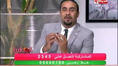 بالفيديو.. تحذير من خطورة شرب المياه أثناء تناول الطعام