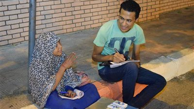 بالصور.. جامعة سوهاج تكرم طالب هندسة تفرغ لتعليم بائعة مناديل