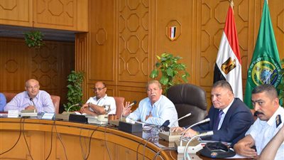 بالصور.. محافظ الإسماعيلية يستعرض مشاكل قرية «التقدم»