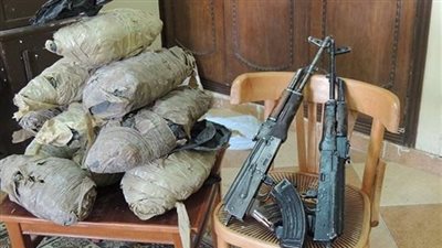 ضبط عاطل وبحوزته 20 كيلو بانجو و1000 قرص مخدر بكوم أمبو 