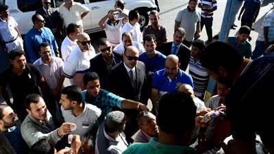 محافظ مطروح يفتتح منفذ لتوزيع السلع الغذائية المخفضة