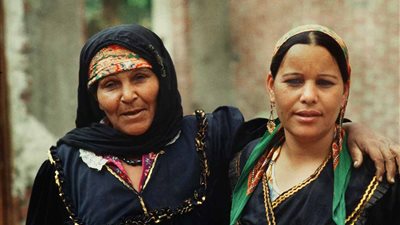 في اليوم العالمي للفتاة.. «المرأة المصرية» الأكثر نكدًا في نظر الفرنسية وجذابة ومثيرة عند الأمريكية.. ودراسة: مصر لا تحترم حقوق الأنثى