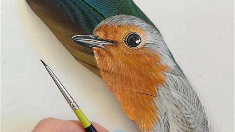 فنانة ترسم على «الريش»