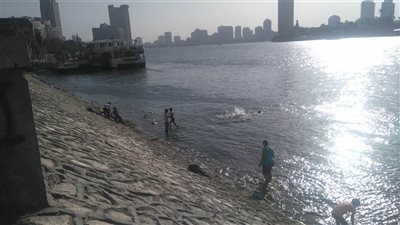 بالفيديو: سباحة الأطفال في النيل