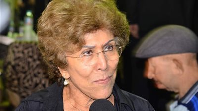 بالصور.. فريدة الشوباشي في عزاء فاروق شوشة