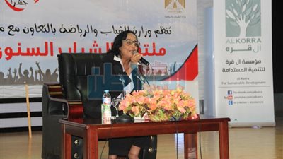 بالصور.. لميس جابر تطالب الشباب برؤية شمولية لأوضاع الدولة
