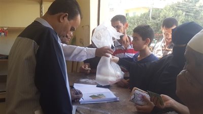 بالصور.. توزيع 6 أطنان سكر على الوحدات المحلية في البحيرة