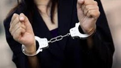 ضبط زوجة قبل تهريب أقراص مخدرة وبانجو لزوجها السجين