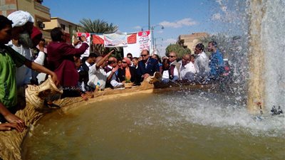 بالصور.. محافظ مطروح يفتتح تطوير ميدان واحة سيوة 