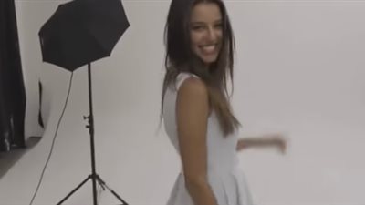 بالفيديو.. مفاجأة في عالم التكنولوجيا.. فستان يتغير لونه بضغطة زر 