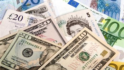 تجديد حبس عامل جراء ترويج عملات أجنبية بالسوق السوداء 