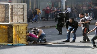 إصابات بالاختناق في صفوف الفلسطينيين بعد مواجهات مع جنود الاحتلال