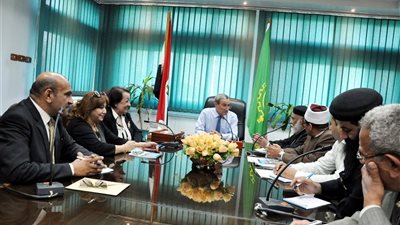 محافظ القليوبية يعقد اجتماعًا مع 